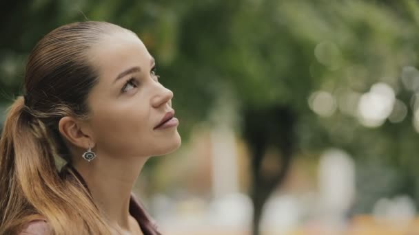 Mulher elegante olhando para cima para copiar espaço em câmera lenta e rindo — Vídeo de Stock