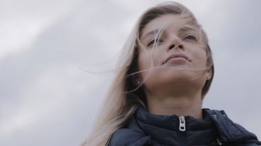 Bulutlu, soğuk sonbahar günü. Onun arkadaşı bekleyen kadın. Temiz hava Rüzgar açık.