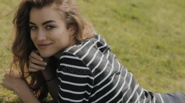 Mutlu kadın çim üzerinde yalan o zevk yaz gün