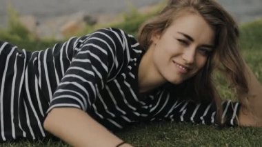 Mutlu kadın yalan çim ve atar, o zevk yaz gün