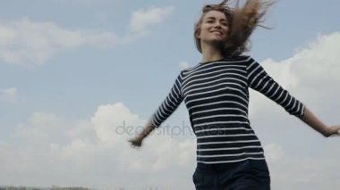 Mutlu kadın gökyüzü arka planda slowmotion açar