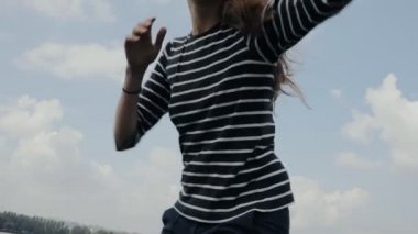 Mutlu kadın gökyüzü arka planda slowmotion kamerada hava öpücük yapmak