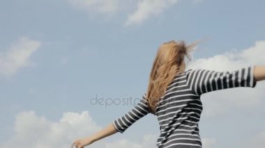 Mutlu kadın gökyüzü arka planda slowmotion kamerada hava öpücük yapmak