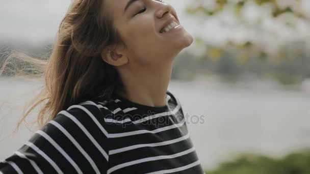 Щаслива жінка на відкритому повітрі насолоджується природою — стокове відео