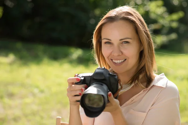 Nő-fotográfus, hogy lőni a gazdaságban a kamera közelében az arcát — Stock Fotó