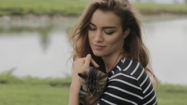 Kedi açık olan kadın hassasiyet