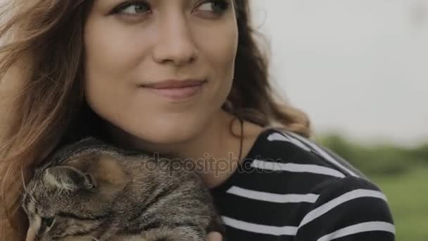 La ternura de la mujer joven con gato al aire libre — Vídeos de Stock