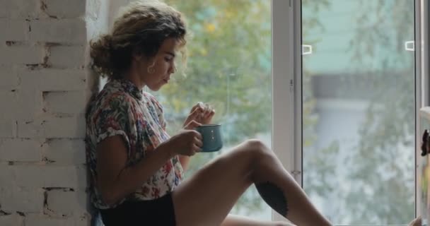 Mujer disfrutar del té en la ventana — Vídeos de Stock