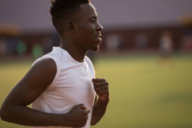 Afrika erkek sporcu Stadyumu yolda çalışan bir kap içinde o dayanıklılık trenlerin