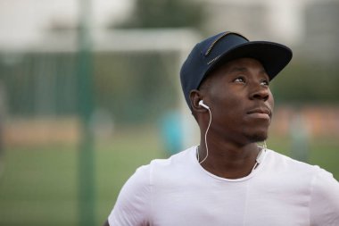 Kendine güvenen Afro-Amerikan erkek sporcu ve antrenör Stadyumu arka plan