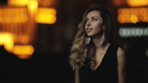 Модная модель с красивыми волосами, гуляющая по улице ночного города — стоковое видео