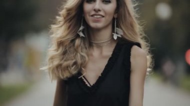 Güzel kadını kendine gel slowmotion şehir sokakta yürüme hareketi