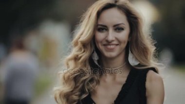 Güzel kadını kendine gel slowmotion şehir sokakta yürüme hareketi