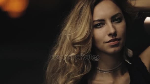 Žena s krásnými vlasy zblízka portrét v noční město — Stock video