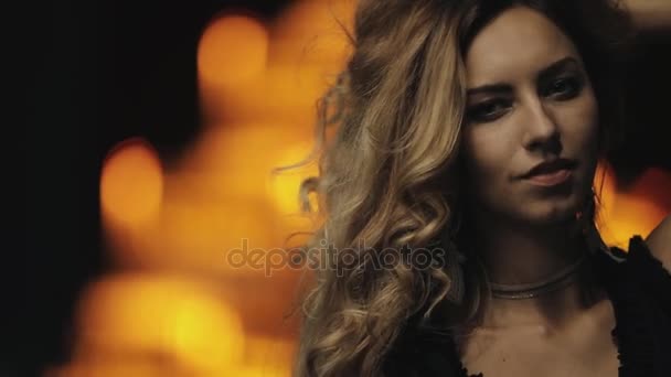 Женщина с красивыми волосами крупным планом портрета в ночном городе — стоковое видео