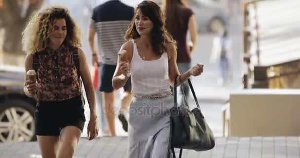 Mulheres felizes amigos andando na rua da cidade comer sorvete — Vídeo de Stock