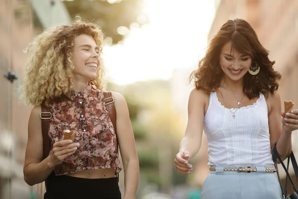 Mulheres felizes amigos andando na rua da cidade comer sorvete — Fotografia de Stock