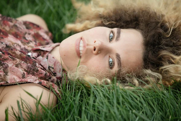 Женщина лежала и отдыхала на траве, крупным планом портрет — стоковое фото