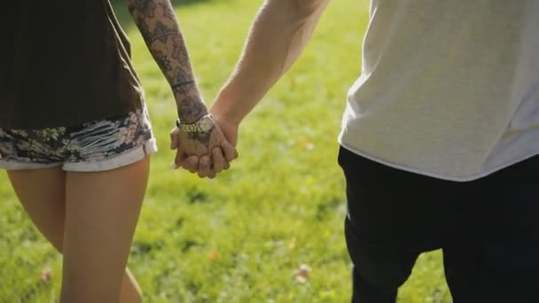 Milující pár se drží ruce dohromady — Stock video
