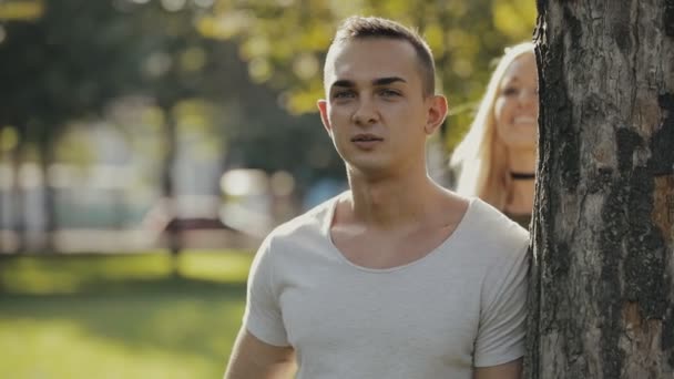 Feliz joven pareja divirtiéndose juntos en el parque, slow motion — Vídeo de stock