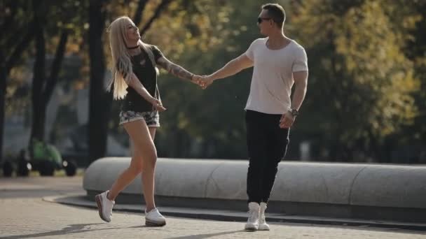 Feliz jovem casal se divertindo juntos no parque, câmera lenta — Vídeo de Stock