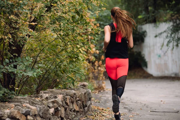 Açık havada spor giyim bulutlu sonbahar günü, koşu sporcumuz