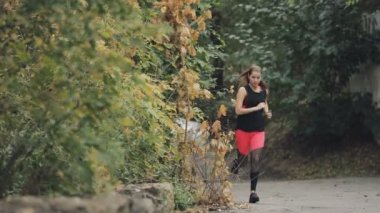 Açık havada spor giyim bulutlu sonbahar günü, ağır çekim, koşu sporcumuz