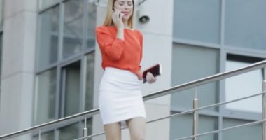 Genç güzel işkadını gitmek--dan onun yazıhane ev ve konuşma telefonla