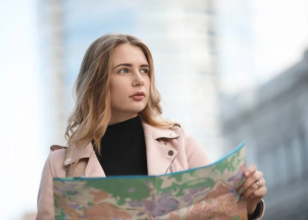 Туристична жінка, яка подорожує, шукає карту, що стоїть на європейській міській вулиці — стокове фото