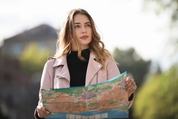 Toeristische vrouw reiziger op zoek naar de kaart staande in Europese stad straat — Stockfoto