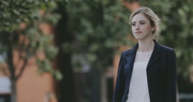 Temiz hava şehir yürüyüş zevk Klasik takım elbiseli genç kadın öğrenci