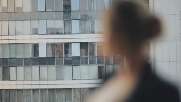 Portret młodej kobiety w klasycznym garniturze kolei twarz w wysokim piętrze balkon — Wideo stockowe