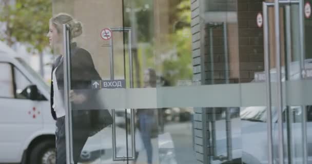 Verwirrte junge Frau im klassischen Anzug hat in Bürogebäude etwas vergessen — Stockvideo