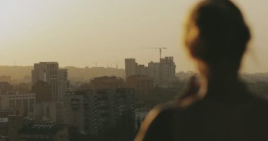 City scape fotoğraf çekimi ve onu Smartphone'da günbatımı zaman bina genç kadın