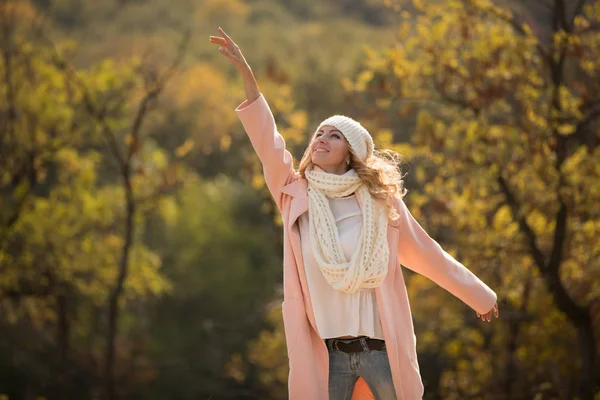 Mujer feliz y alegre disfrutando del otoño, levanta las manos —  Fotos de Stock