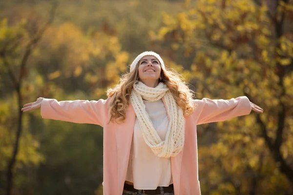 Счастливая и веселая женщина наслаждаясь осенью, она поднимает руки — стоковое фото