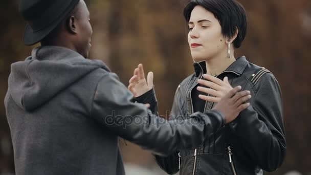 Ralenti de la femme blanche et noir couple homme sortir ensemble et parler ensemble dans la ville . — Video