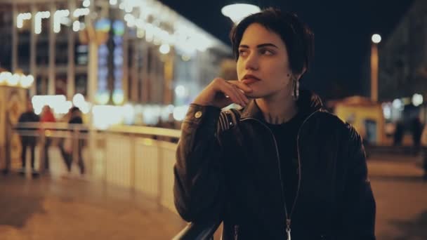 Lento movimiento de la joven mujer bonita en la calle de la ciudad disfrutando de una vida nocturna — Vídeos de Stock