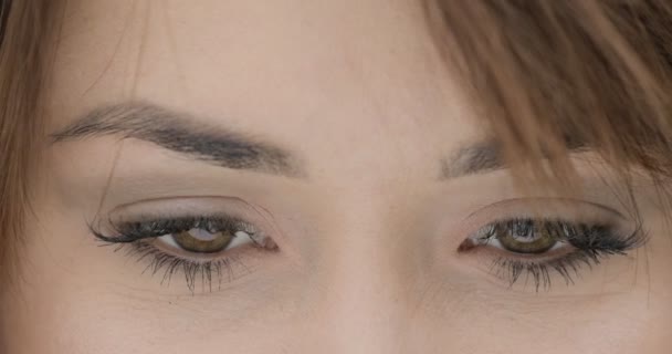 Fechar-se de olhos de mulher queridos, sorrindo — Vídeo de Stock