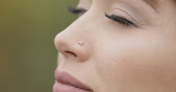 Primo piano di occhi di donna cari che alzano lo sguardo al cielo — Video Stock