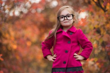 Büyük sahte eyeglassess, küçük kız