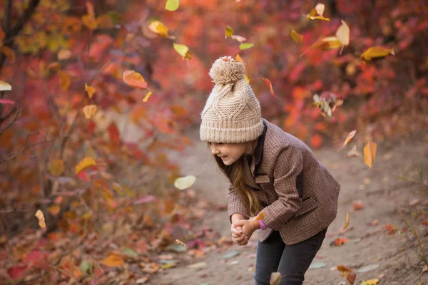 Ευτυχισμένη κοριτσάκι στο φθινόπωρο — Φωτογραφία Αρχείου
