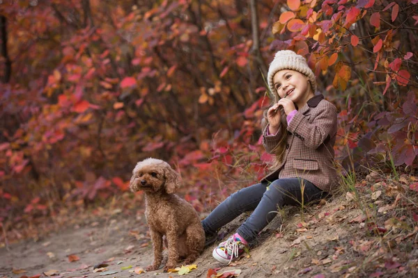 Mała dziewczynka korzystających jesienny dzień — Zdjęcie stockowe