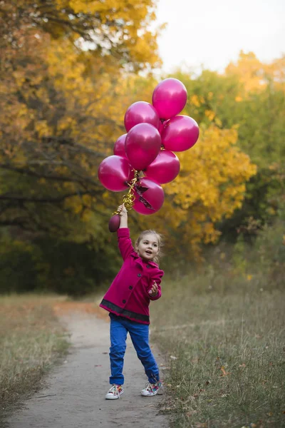 Liten jente leker med luftballonger – stockfoto