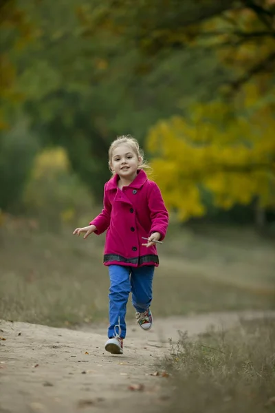Lille jente løper på stien – stockfoto