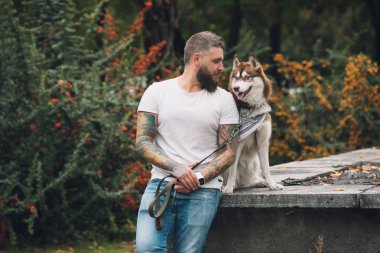 Adam dövme ve onun köpek park