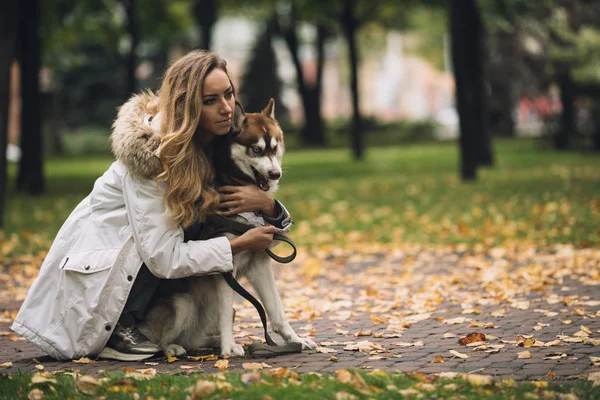 Kobieta z psem — Zdjęcie stockowe