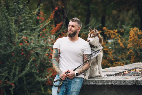 Hombre del tatuaje con perro — Foto de Stock