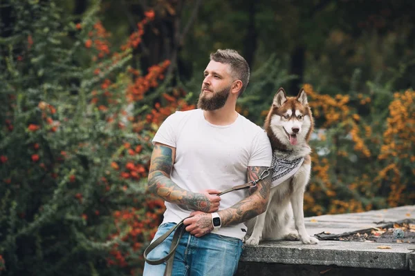 Hombre del tatuaje con perro fuera — Foto de Stock