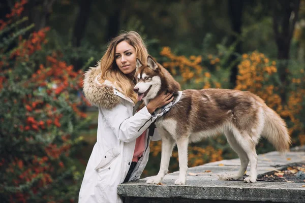 Portret kobiety z jej pies husky — Zdjęcie stockowe